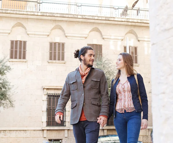 Paar spaziert an Gebäuden vorbei — Stockfoto