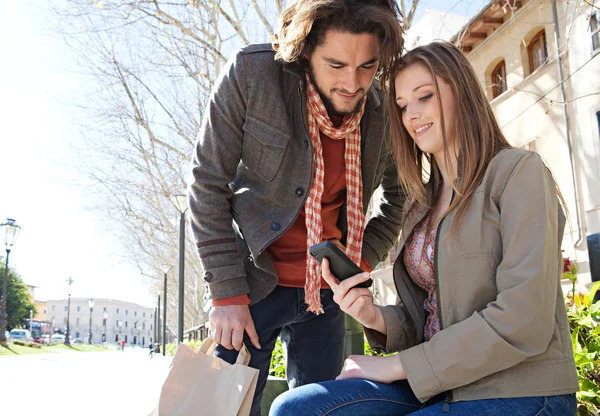 Pareja en ciudad de destino — Foto de Stock