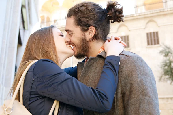 Couple kissing and laughing — Stock Photo, Image