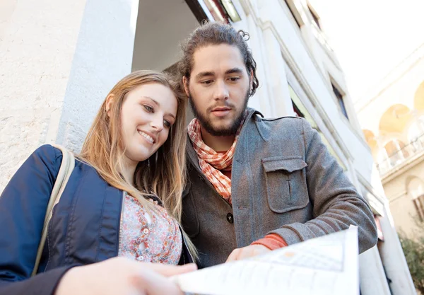 Touristes dans la ville de destination — Photo