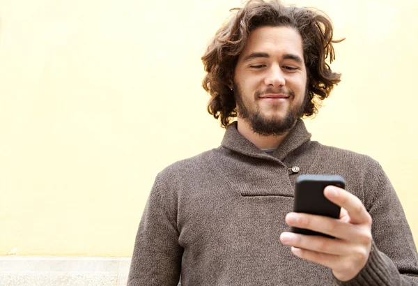 Hombre trabajando en el teléfono inteligente —  Fotos de Stock