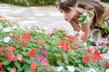 öne eğilerek kadın
