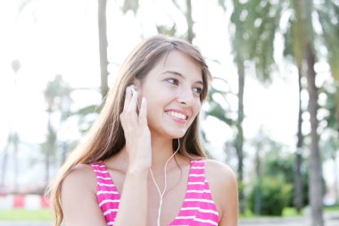 Müzik Dinleyen Kadın