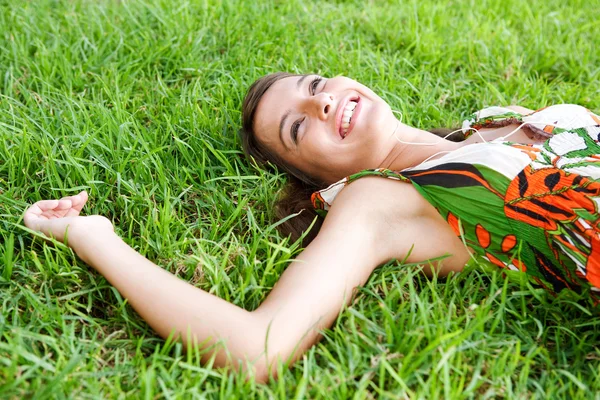 Женщина, лежащая на траве — стоковое фото