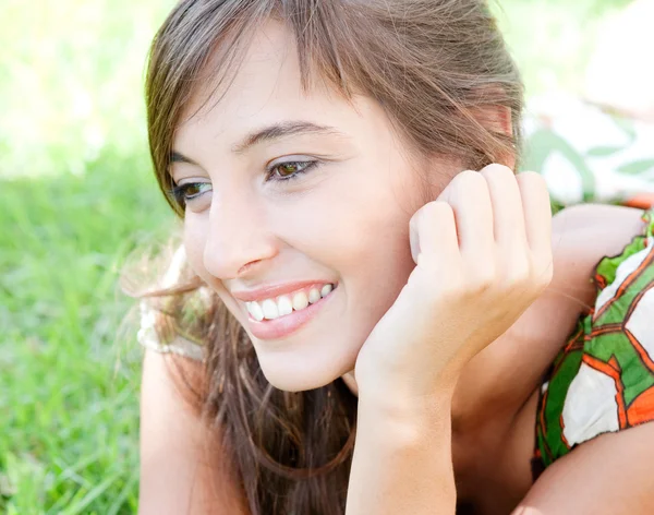 Woman laying on grass — Stock Photo, Image