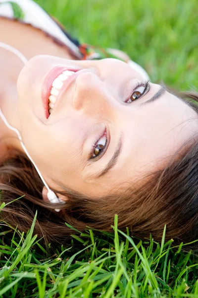 Woman laying on grass — Stock Photo, Image