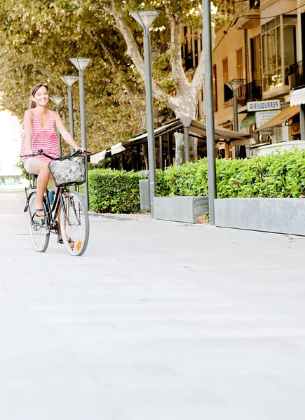 Mulher andando de bicicleta — Fotografia de Stock