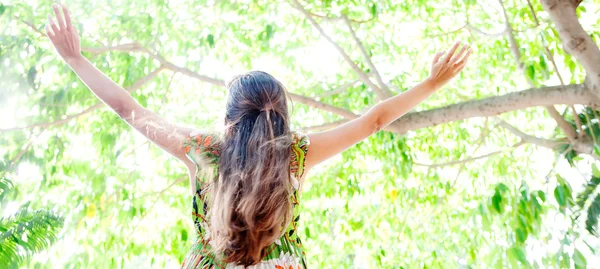 Mujer de pie en el bosque verde —  Fotos de Stock