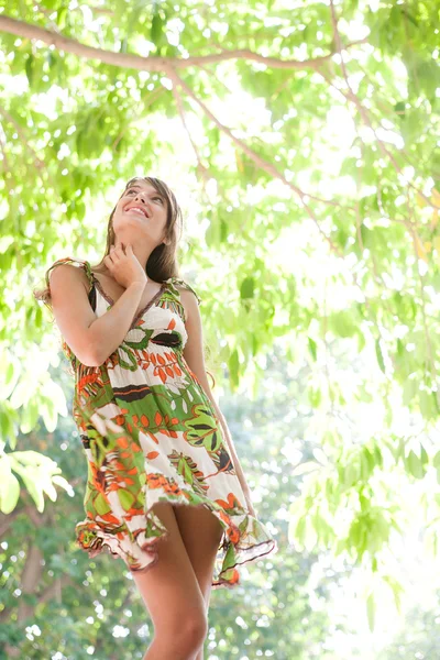 Mujer de pie en bosque tropical —  Fotos de Stock