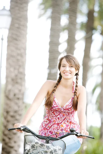 Mulher andando de bicicleta — Fotografia de Stock