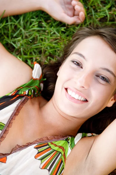 Woman laying on grass — Stock Photo, Image