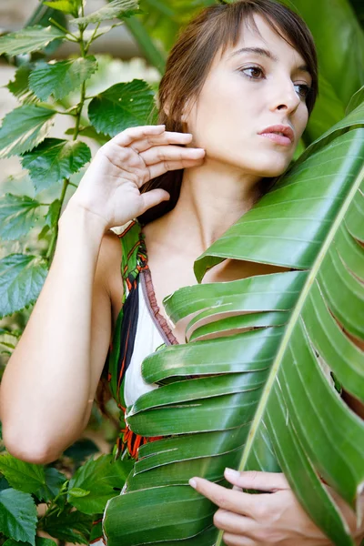 Femme debout avec des feuilles — Photo