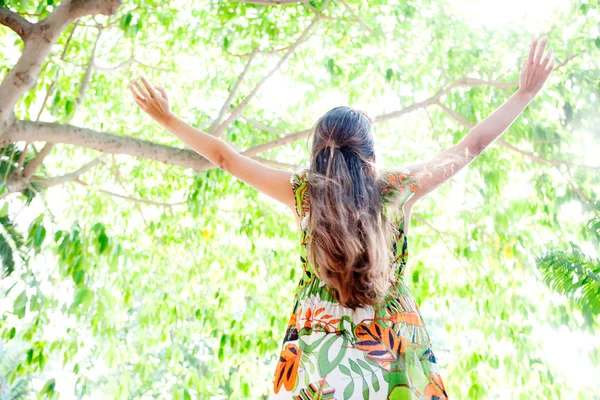 Жінка стоїть в зеленому лісі — стокове фото