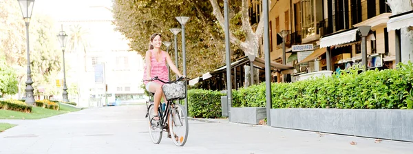 Frau auf dem Fahrrad — Stockfoto