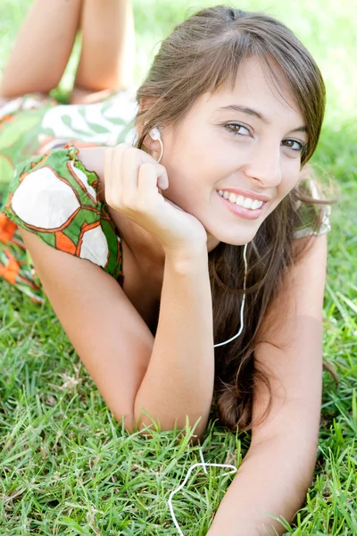 Woman laying on grass — Stock Photo, Image