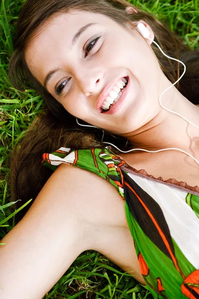 Woman  laying on  grass — Stock Photo, Image