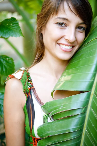 Femme debout avec des feuilles — Photo