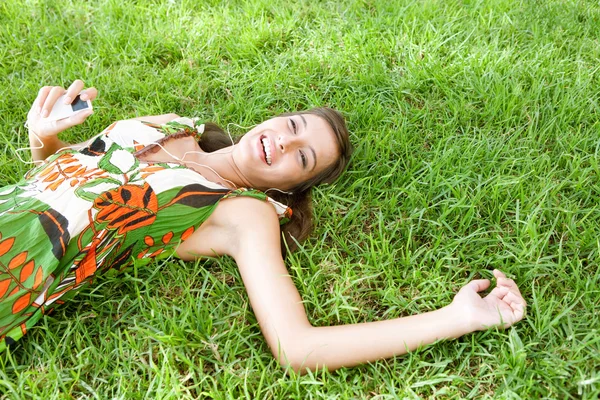 Mulher deitado na grama — Fotografia de Stock