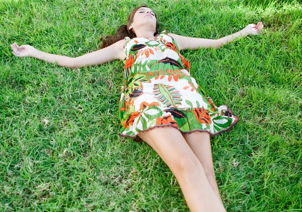 Mulher deitado na grama — Fotografia de Stock