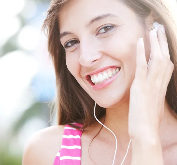 Woman listening to music — Stock Photo, Image