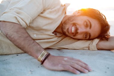 adam sahilde uzanmış