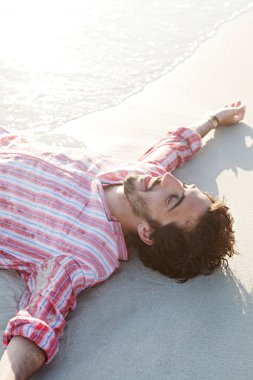 Deniz kıyısında döşeme adam