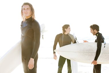 Sahilde duran surfers