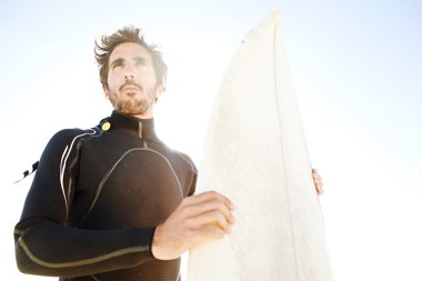 surfer sörf tahtasına holding