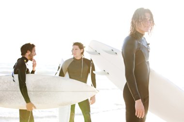 Sahilde duran surfers