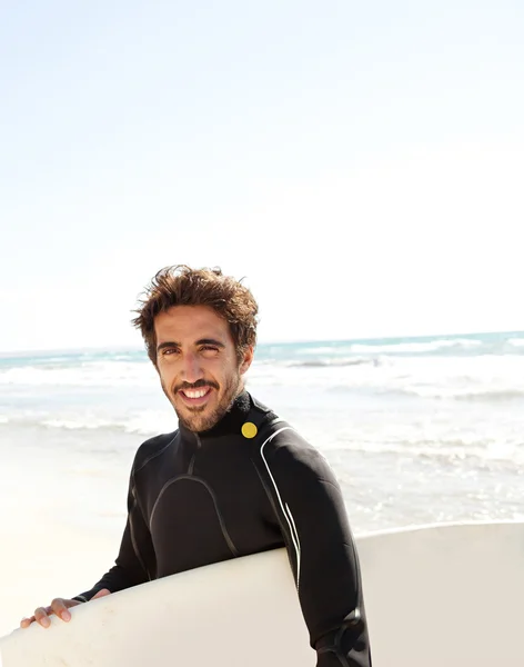 Surfer  on beach — Stock Photo, Image