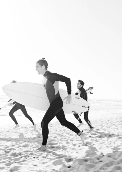 Surfař přátelé běží — Stock fotografie