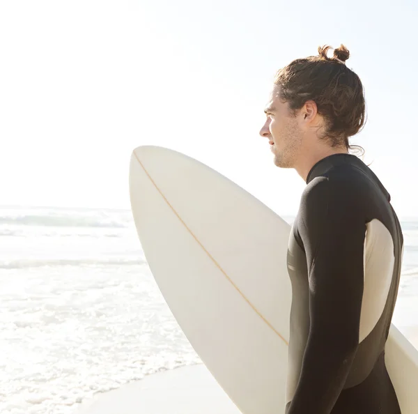 Joven surfista de pie —  Fotos de Stock