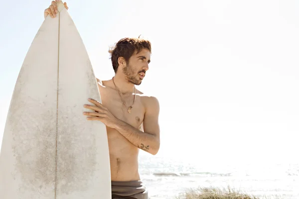 Surfer steht am Strand — Stockfoto
