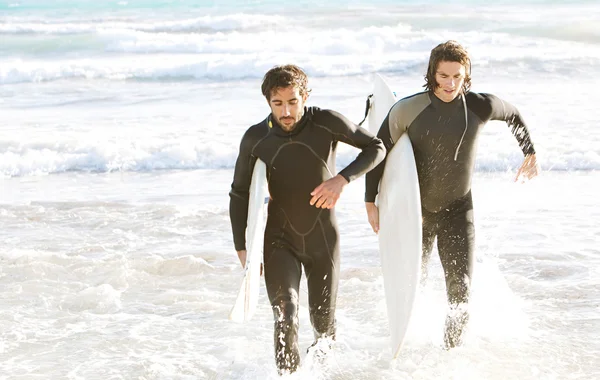 Surfers running back — Stock Photo, Image