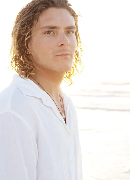 Młody człowiek stojący na plaży — Zdjęcie stockowe