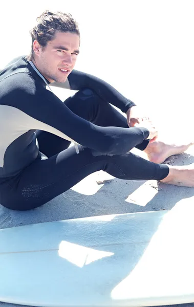 Surfer man zitten — Stockfoto