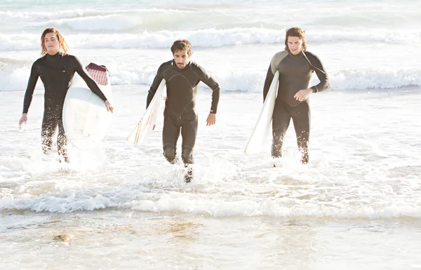 Surfers  running back — Stock Photo, Image