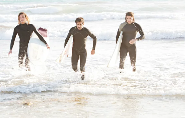 Surfers біг назад — стокове фото