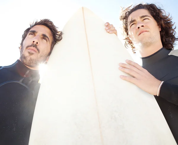Dva přátelé surfaři stojící — Stock fotografie