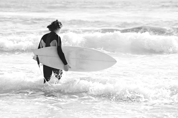 Νέοι surfer άνθρωπος — Φωτογραφία Αρχείου