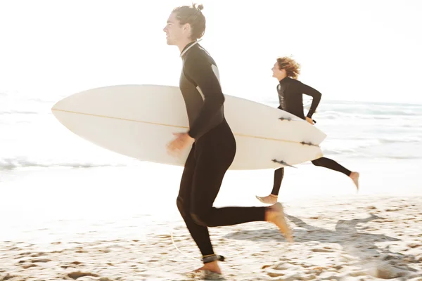 Surfeurs courant ensemble — Photo