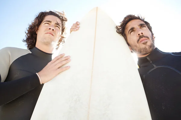 Dos amigos surfistas de pie —  Fotos de Stock