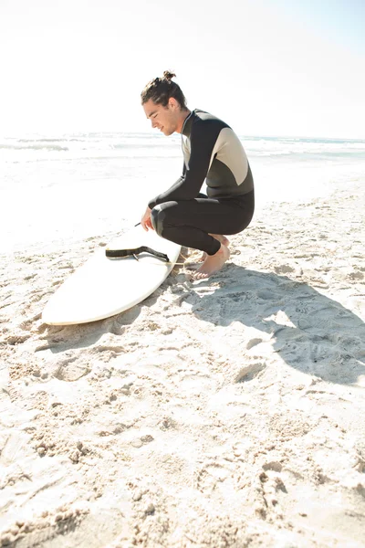 Surfer Άνδρας καθιστός — Φωτογραφία Αρχείου