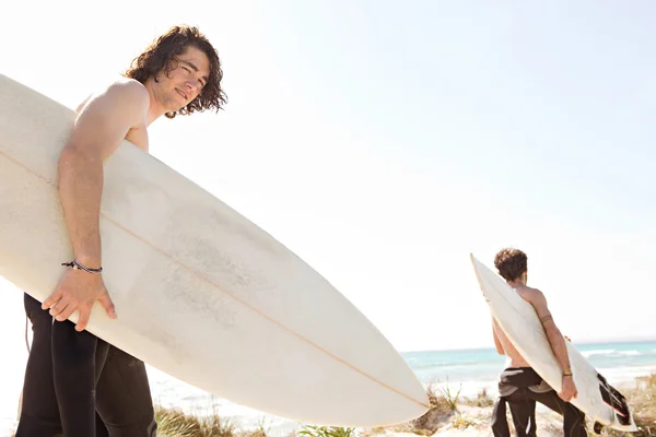 Φίλων surfer περπάτημα — Φωτογραφία Αρχείου