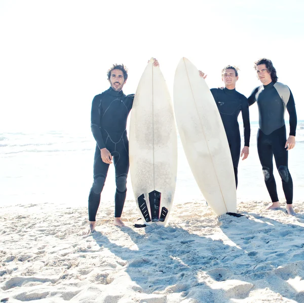 Surfistas hombres de pie — Foto de Stock