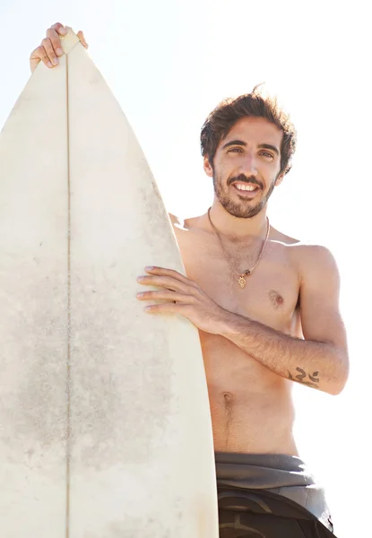 Surfer  standing on a beach — Stock Photo, Image