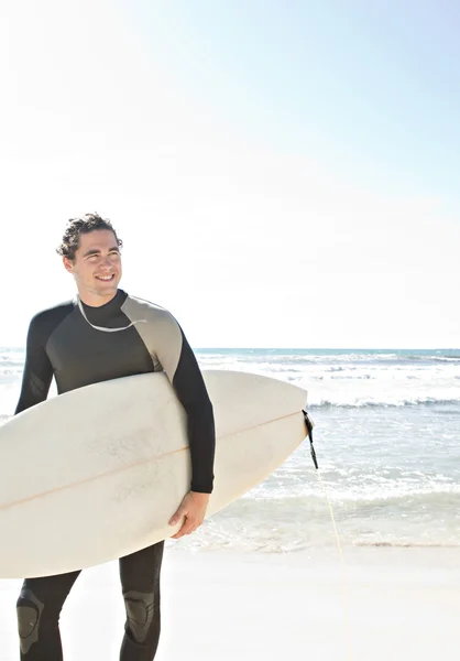 Surfer  on beach — Stock Photo, Image