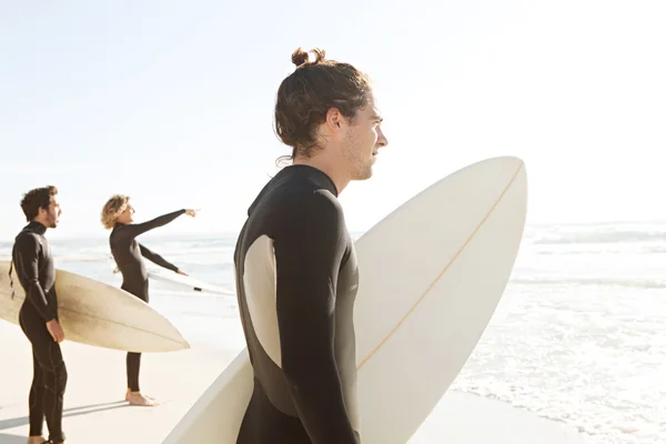 Surfer vrienden permanent samen — Stok fotoğraf