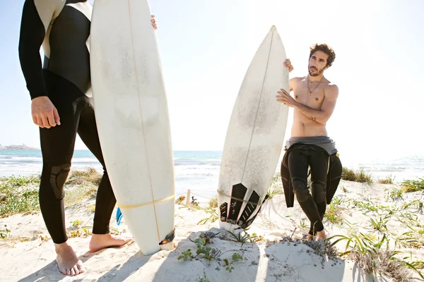 Surfer vrienden permanent — Stockfoto