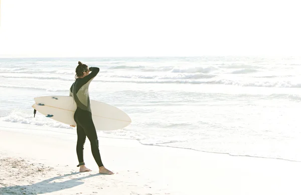 Young surfer standing — Stock Photo, Image